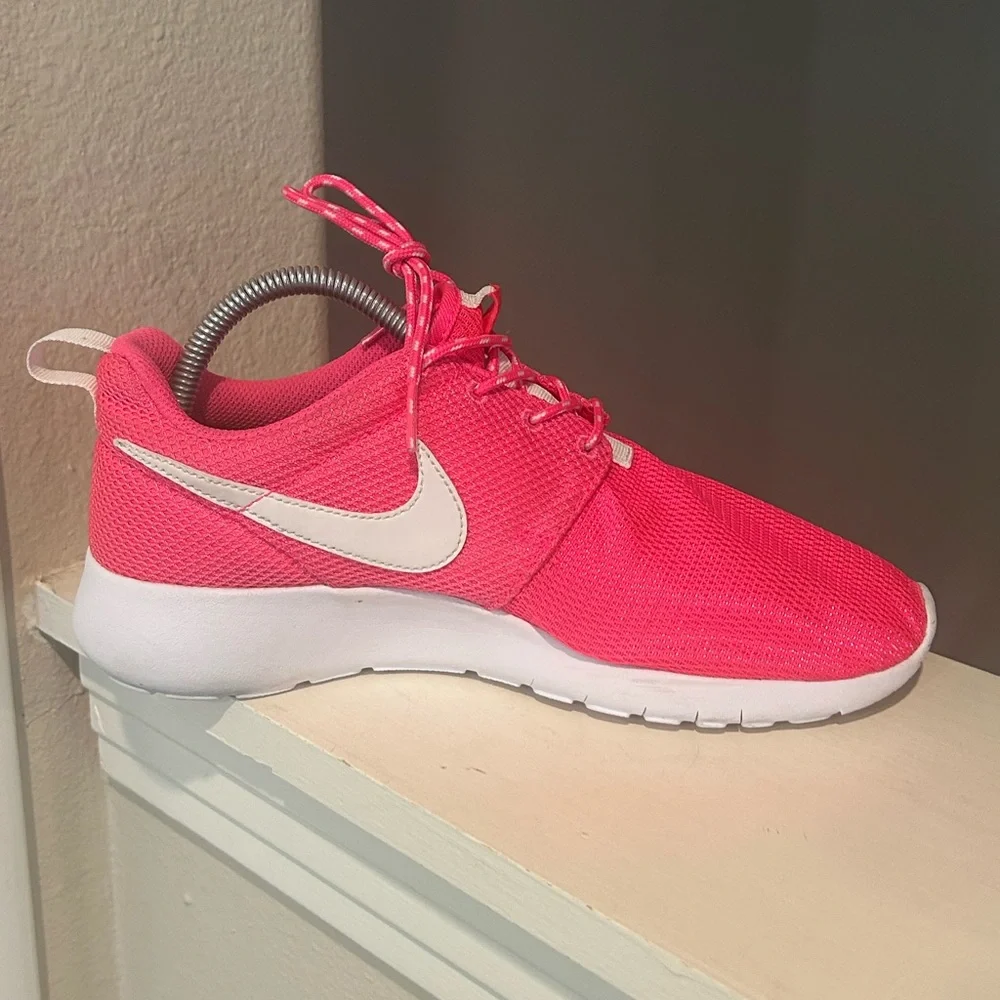 Nike Roshe One Kids Trainers Size 6.5 Y Running Shoes Pink/White 599729-609 - Picture 5 of 9